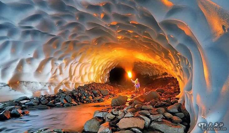 俄摄影师捕捉火山岩洞绝美照片
