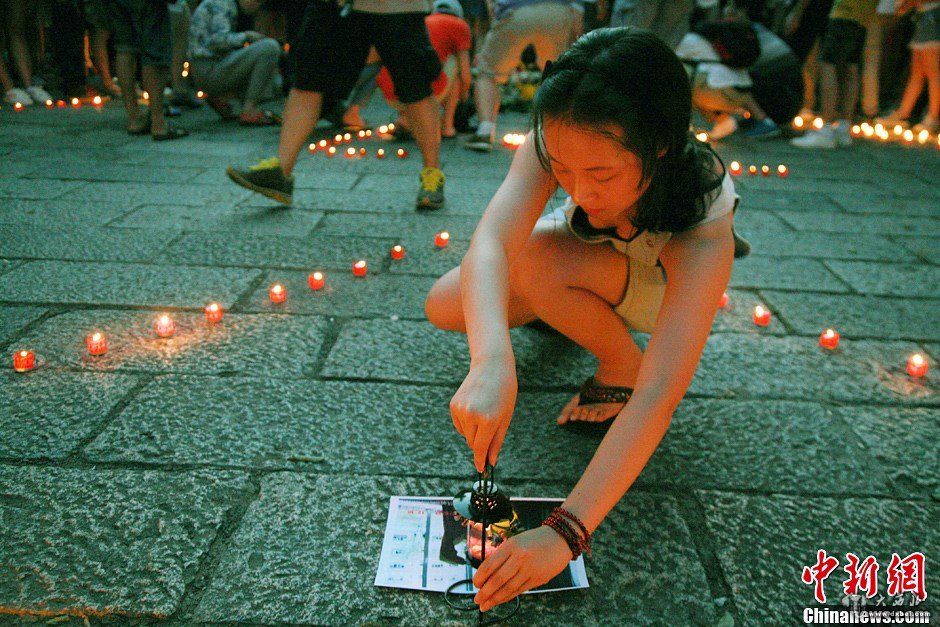 浙江江山市民为韩亚空难遇难中国女生默哀祈福