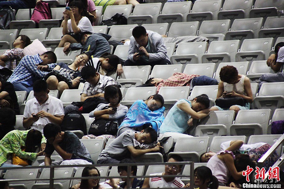 考研大军“3600人体育馆”上大课“ 累了直接趴地睡