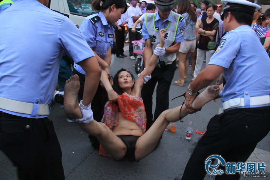 郑州街头现“裸奔女” 疑受精神刺激已被警方带走