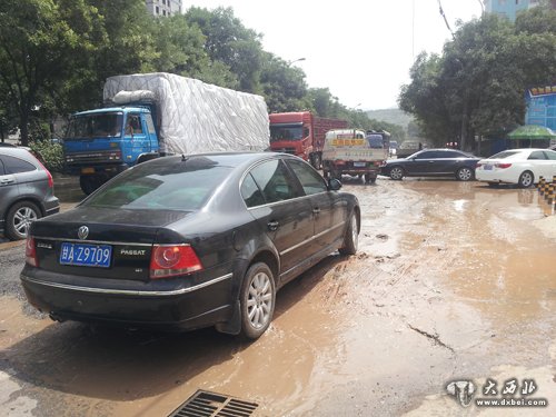 大型车辆压烂路面 管道爆裂秀川路水流成河