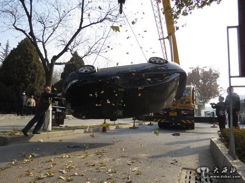 一轿车兰州市南滨河路翻车