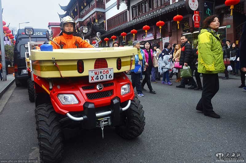 上海摩托消防车巡逻 造型拉风引围观