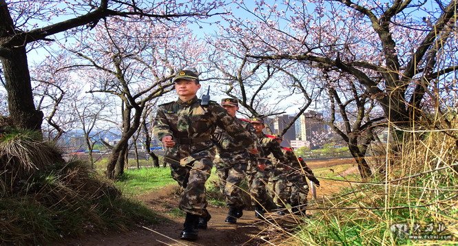  武警森林崆峒大队官兵清明节防火执勤