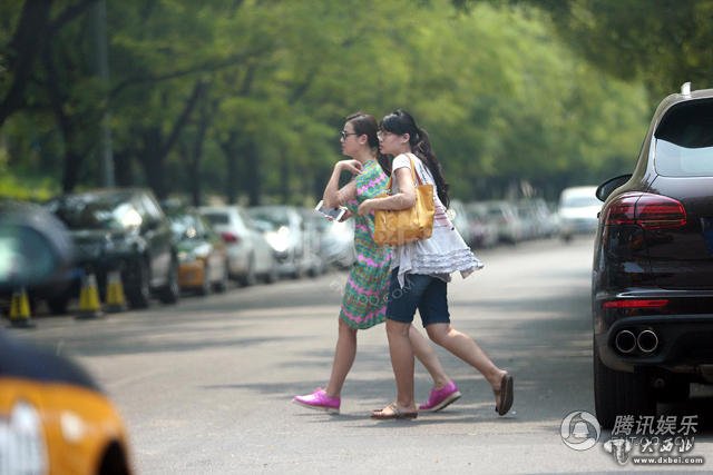 叶一茜小腹隆起现身知名医院 田亮随行呵护倍加