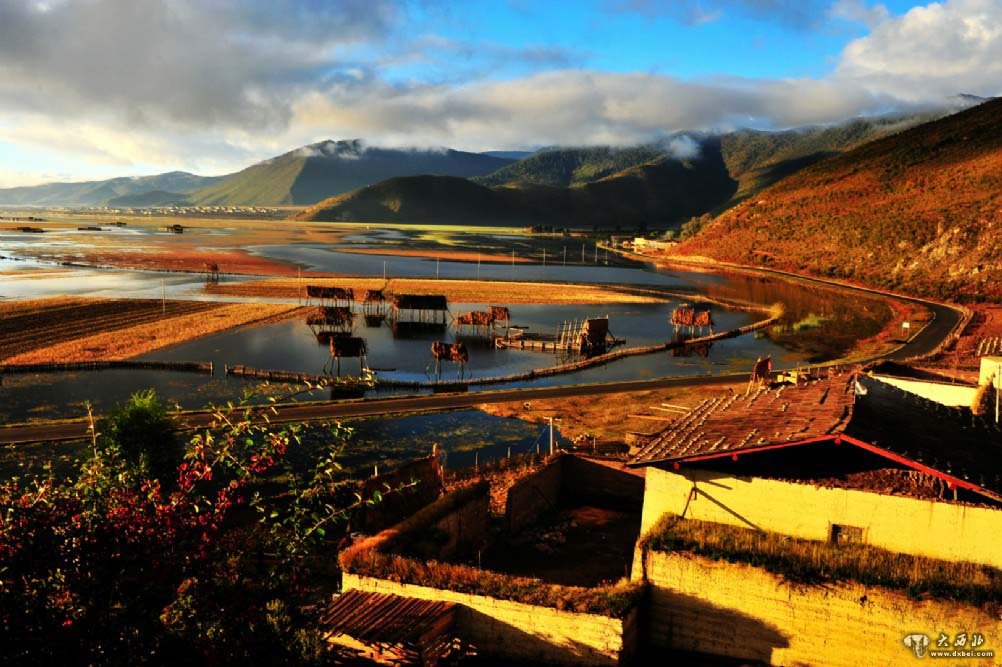 高山峡谷地带傍河