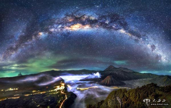 摄影师旅拍银河与火山美景 星河闪耀美到窒息