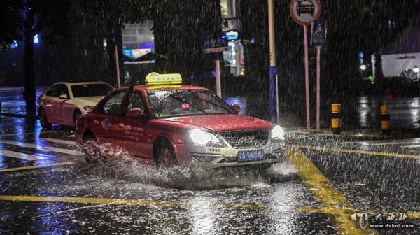 广东遭强降雨 多地时段降雨量超100毫米