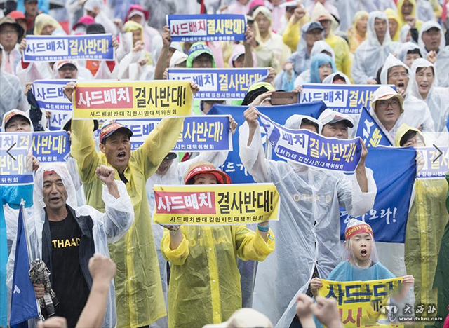 韩国民众冒雨参加大规模和平游行示威