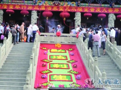 人们前去瞻仰寺院