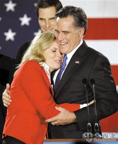 1月3日，赢得预选首战的罗姆尼与妻子拥抱在一起。