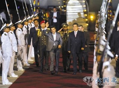 1月8日，委内瑞拉，伊朗总统内贾德（中）访问委内瑞拉受到欢迎。 