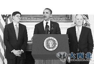 1月9日，美国总统贝拉克·奥巴马(中)在白宫举行的新闻会上宣布预算局局长雅各布·卢(左)接替威廉·戴利(右)出任白宫办公厅主任 新华社/法新