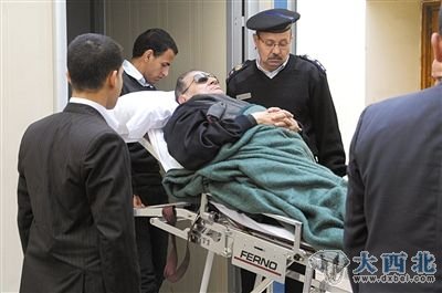 1月2日，开罗，埃及前总统穆巴拉克躺在担架上离开法庭。