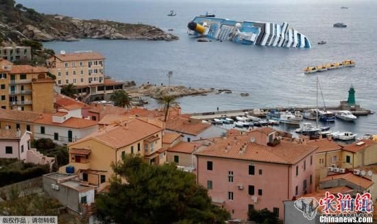 15日，意大利救援人员又从触礁的“科斯塔·康科迪亚”号大型游轮中发现2具尸体，此次事故中遇难的总人数已上升到5人。13日晚，这艘游轮在意大利海域触礁搁浅。