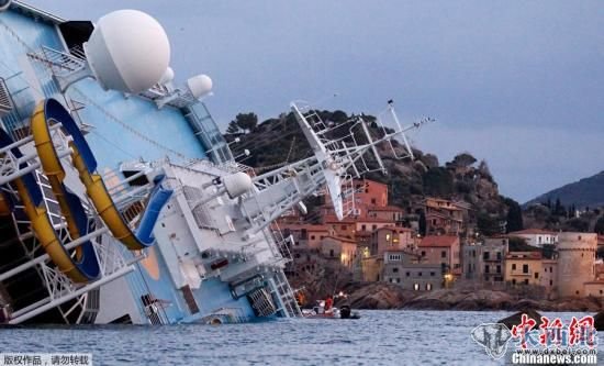 15日，意大利救援人员又从触礁的“科斯塔·康科迪亚”号大型游轮中发现2具尸体，此次事故中遇难的总人数已上升到5人。13日晚，这艘游轮在意大利海域触礁搁浅。
