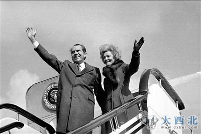 尼克松和夫人帕特·尼克松离开中国时挥手告别。