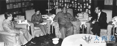 毛泽东（右二）在中南海会见尼克松（右）。
