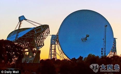 英国柴郡焦德雷尔-班克天文台的射电望远镜。科学家借助射电望远镜发现了“Wow!”信号