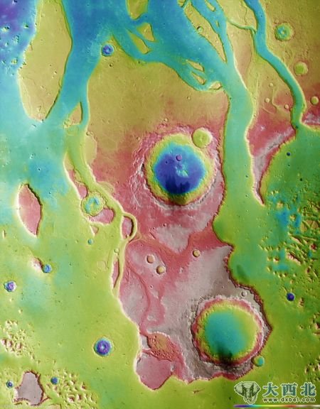 地图所用的照片由“火星快车”环绕火星飞行10周过程中拍摄，覆盖大约235英里(约合378公里)的地表区域