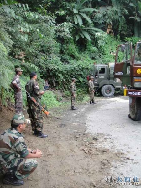 印军驻我藏南地区部队进行给养补给，图为给养补给车队途中休整。