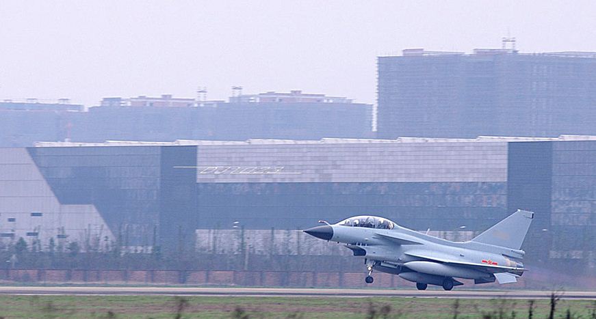 中国空军最新一批歼-10A战斗机正在某机场做出厂前的试飞工作。