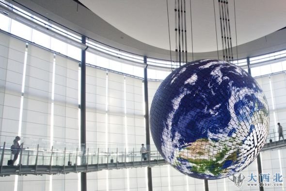 如果你前往日本东京，别忘了去参观一下“未来科学馆”，就在去年年中，这里揭幕了全世界首个大型OLED显示屏