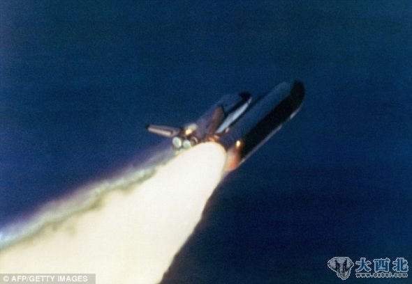 在距卡纳维拉尔角10英里的高度，“挑战者”号的固体燃料火箭推进器发射爆炸