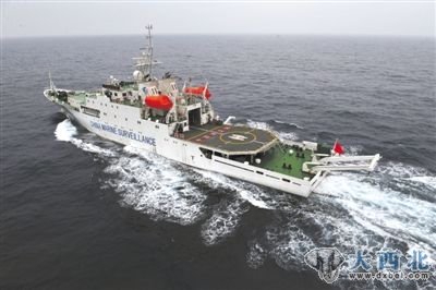 17日，“中国海监50”船在巡航。当日上午，“中国海监50”船与“中国海监66”船抵达东海油气田海域继续巡航。新华社记者 张建松 摄