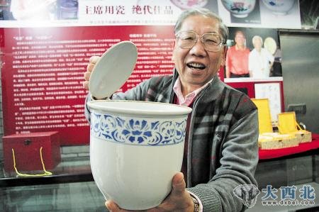 罗玉其向记者展示毛主席用瓷中的一种--青花食品缸只是非常普通的白瓷缸。