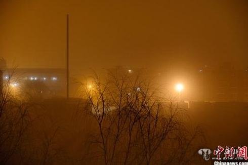 2月28日凌晨4点49分，内蒙古呼和浩特，风席卷着尘，空气中弥漫着刺鼻的尘土，使人难于呼吸。刘文华 摄