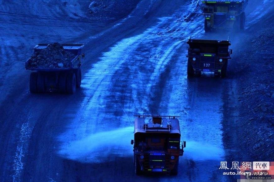9月，内蒙古哈尔乌素露天煤矿，一批总价1.57亿的自卸载重卡车亮相。