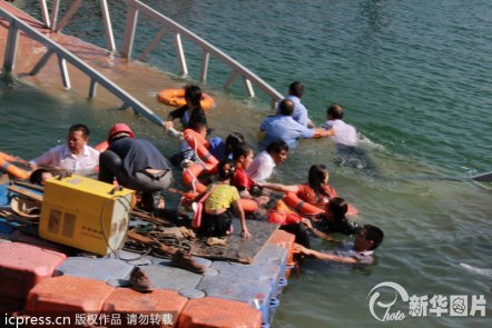 江西庐山景区游人爆满致桥梁断裂 数十人落水 