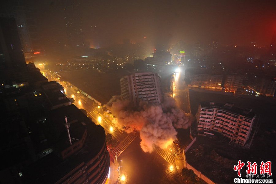 南京地标性建筑图书发行大厦爆破拆除 