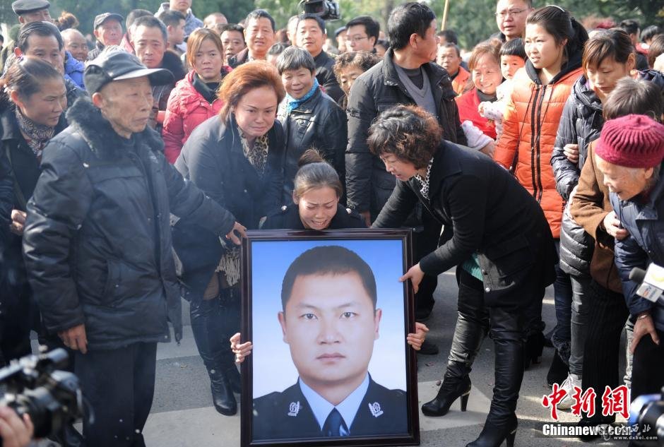 新疆喀什反恐特警闫小飞魂归故里（高清组图）