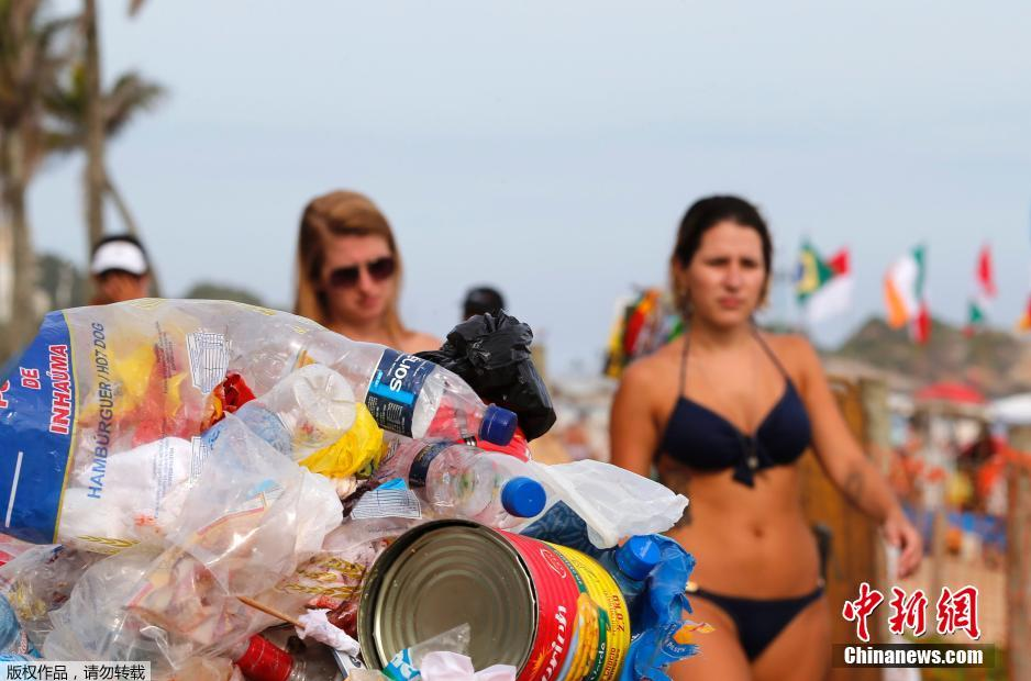 巴西狂欢节结束 海滩惨变“垃圾场”