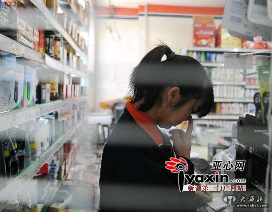 乌鲁木齐市一酒鬼常“逛”超市吓走六店员  拿走烟酒多不付钱，警察一来态度好好的