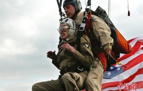 9旬空降老兵重现跳伞登陆 纪念诺曼底登陆70周年
