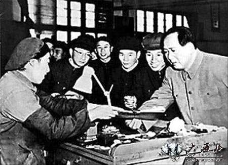 1971年,毛泽东在南京东郊宾馆食堂点餐