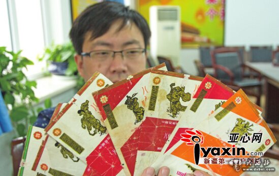 乌鲁木齐市一小伙爱收集烟标 七岁开始集，现存千余张