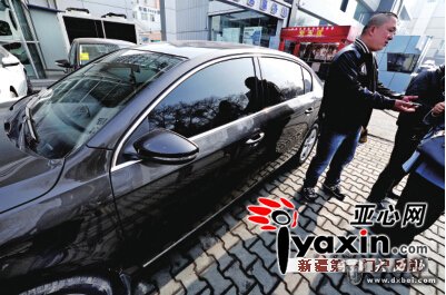   刚买的新车喷过漆     车主认为是事故车，4S店建议走法律程序