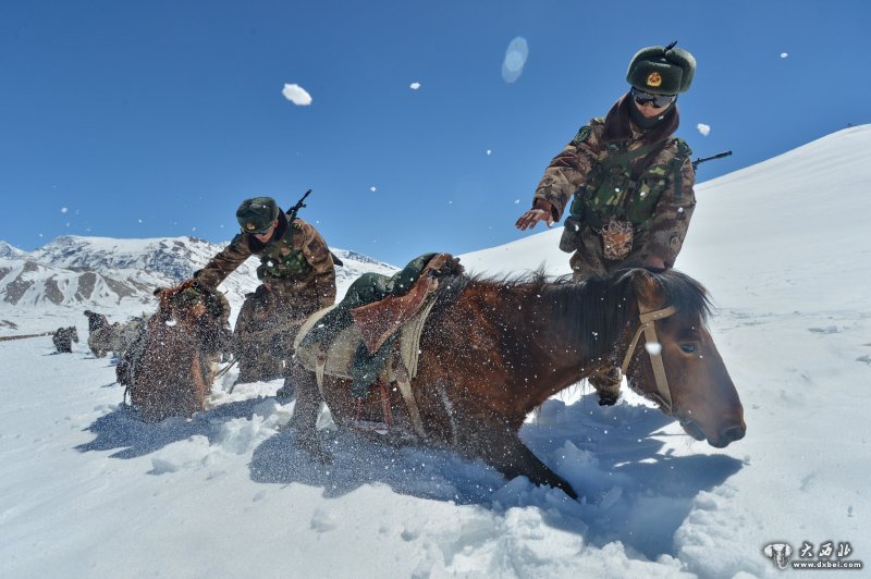 解放军喜马拉雅山踏雪巡边