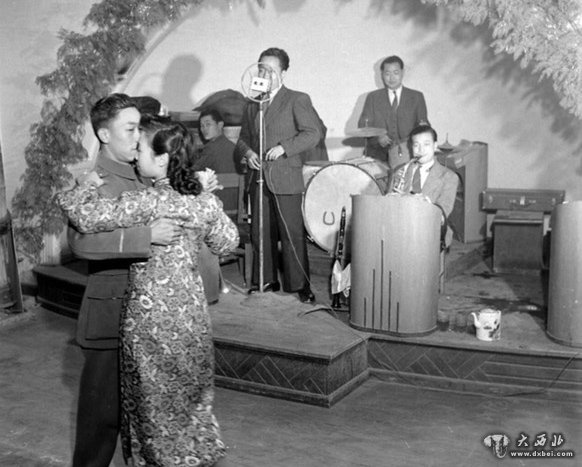 1948年11月,淮海战役在即,国民党军官依然是歌照唱舞照跳