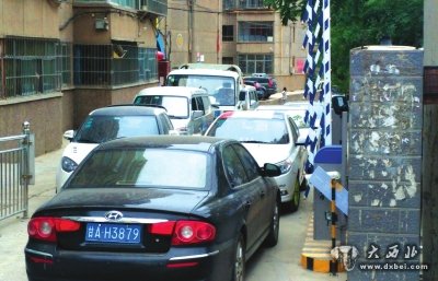 小区突然要收停车费车主堵住大门不同意