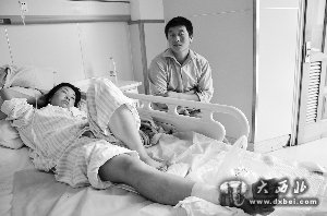 王羊军陪妻子在医院治疗