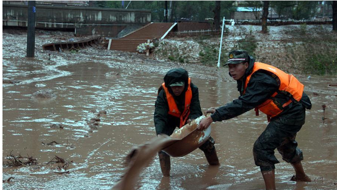 甘肃肃南县降雨引发山洪泥石流