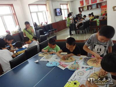 东苑社区举办青少年创意绘画—口吹画活动