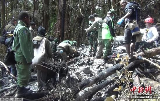 　当地时间2015年8月18日，印度尼西亚巴布亚省，搜救人员在宾唐山脉发现坠毁客机ATR 42-300的飞行记录仪。