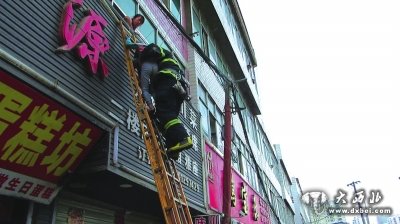 餐馆起火烟雾弥漫住户逃生慌不择路