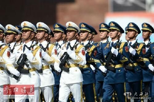 资料图：中国人民解放军三军仪仗队2015年5月9日参加俄罗斯红场阅兵。